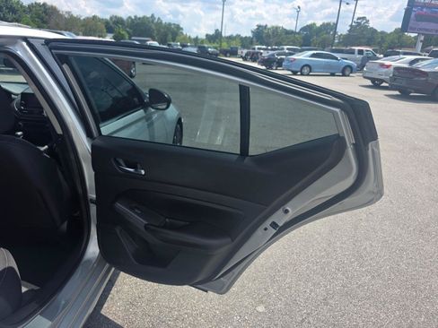 Used 2022 Nissan Altima 2.5 S FWD image 12