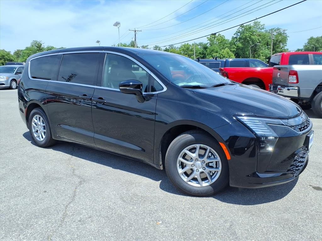 New 2027 Chrysler Pacifica Select FWD image 2