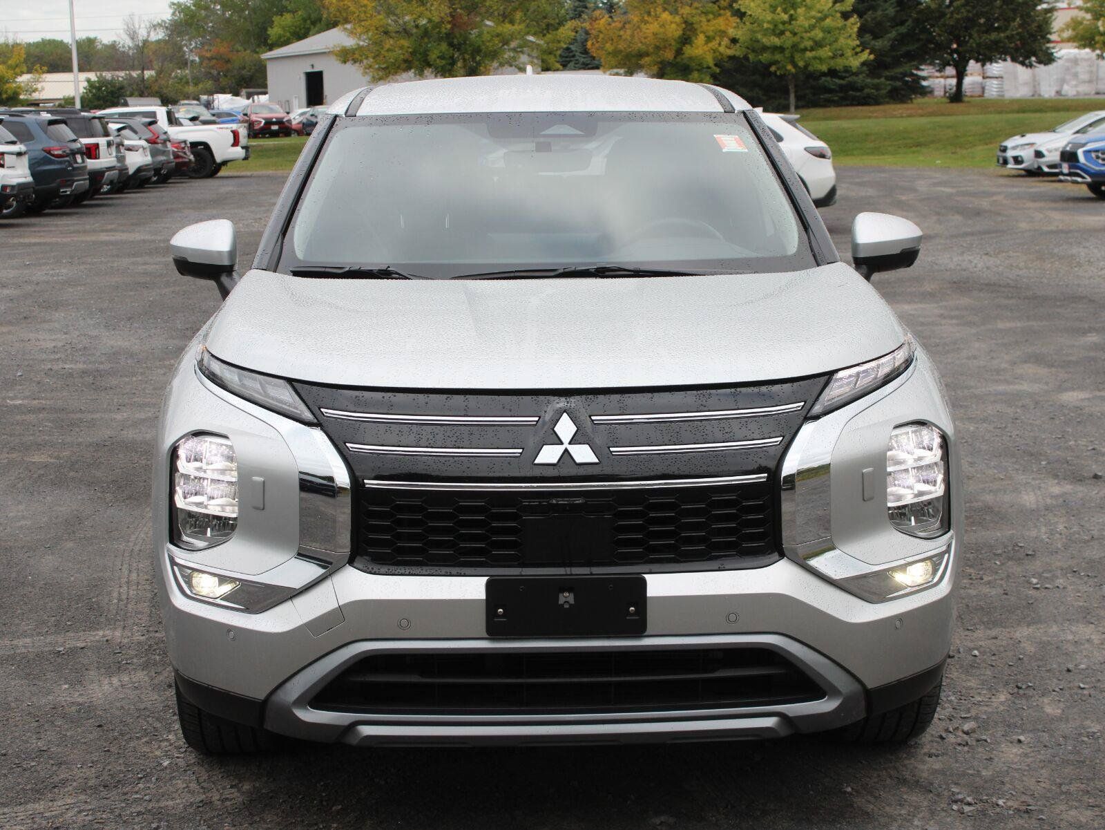 Used 2025 Mitsubishi Outlander SE AWD/4WD image 2