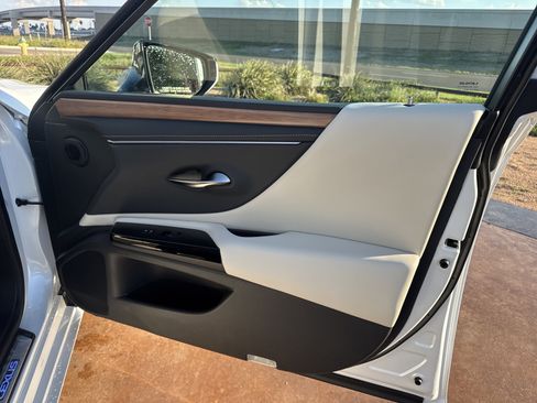 New 2025 Lexus ES 300h w/ Premium Package image 12