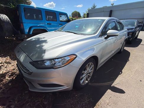 Used 2017 Ford Fusion SE w/ Fusion SE Technology Package FWD image 2