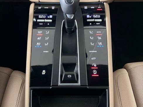Certified 2023 Porsche Macan Turbo AWD/4WD image 34
