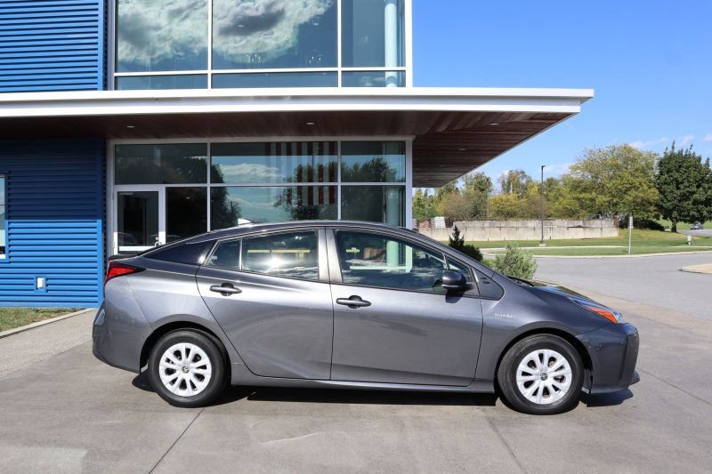 Used 2021 Toyota Prius LE FWD image 2