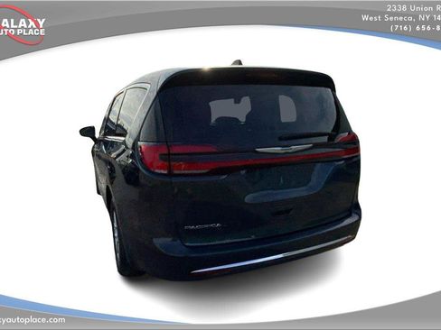 Used 2025 Chrysler Pacifica Select FWD image 7