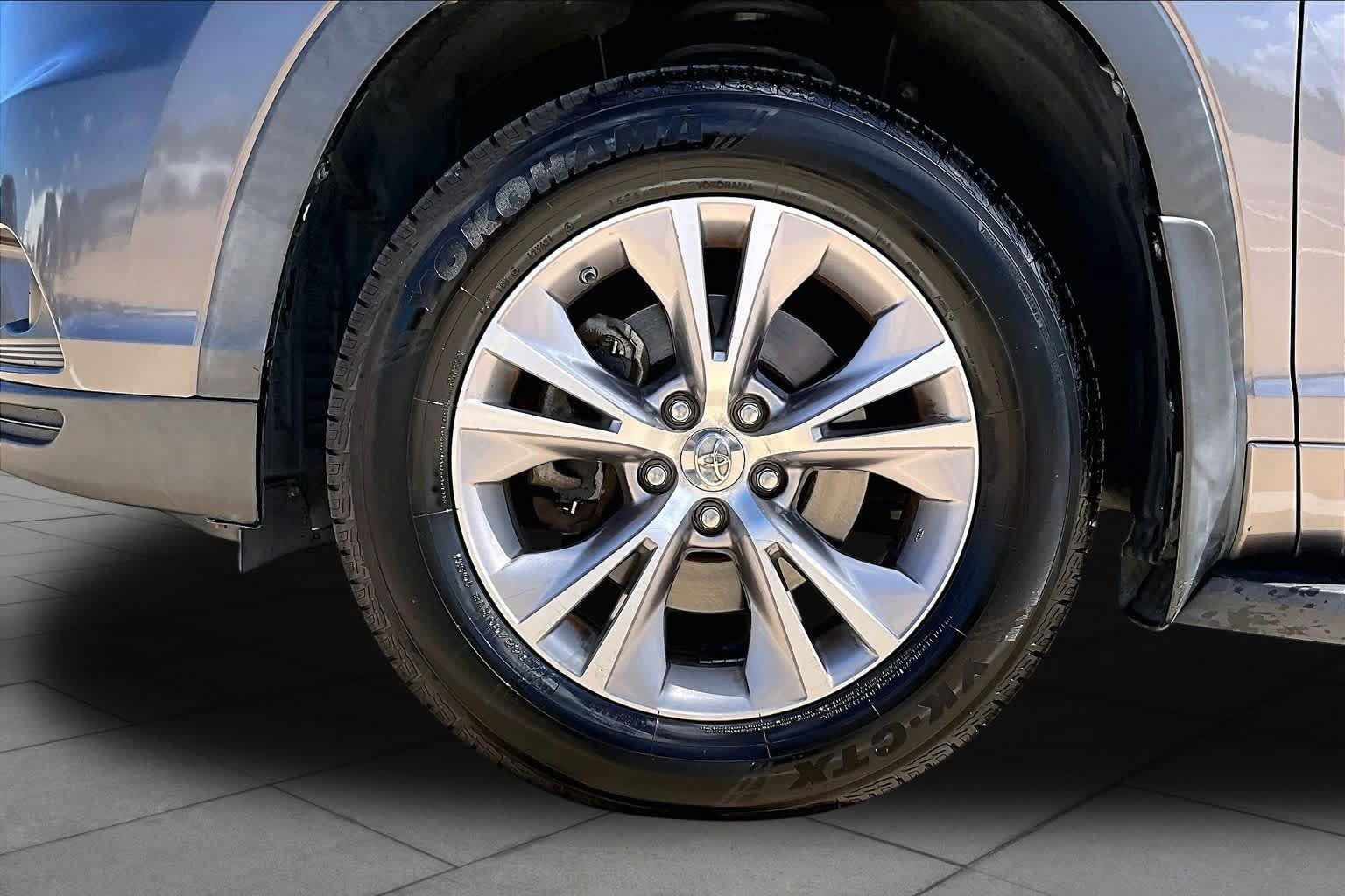 Used 2015 Toyota Highlander Plus FWD image 11