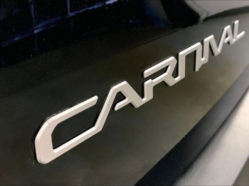 Used 2025 Kia Carnival EX image 8