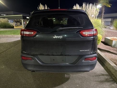 Used 2015 Jeep Cherokee Sport image 2