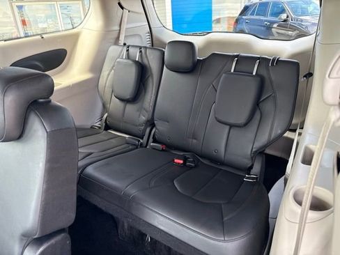 Used 2017 Chrysler Pacifica Touring-L FWD image 31