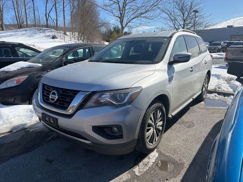 Used 2018 Nissan Pathfinder SV w/ SV Tech Package image 3