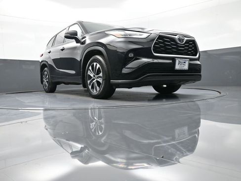 Certified 2020 Toyota Highlander XLE image 29