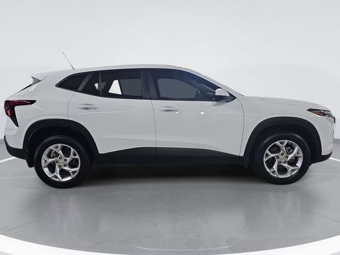 Certified 2024 Chevrolet Trax LS w/ LS Convenience Package FWD image 2