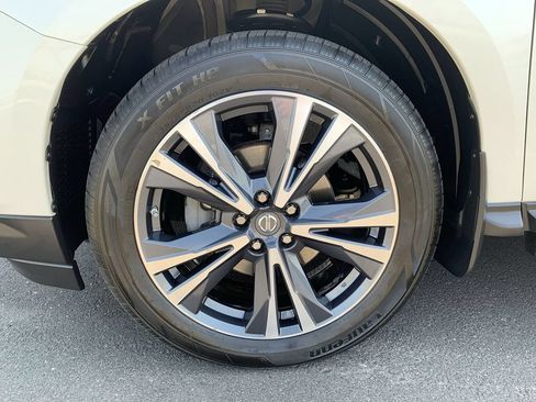Used 2018 Nissan Pathfinder Platinum AWD/4WD image 11