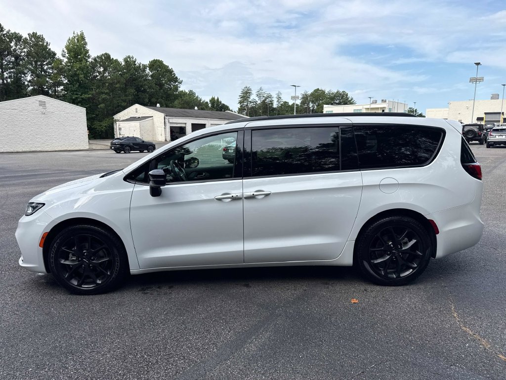 Used 2025 Chrysler Pacifica Limited FWD image 9