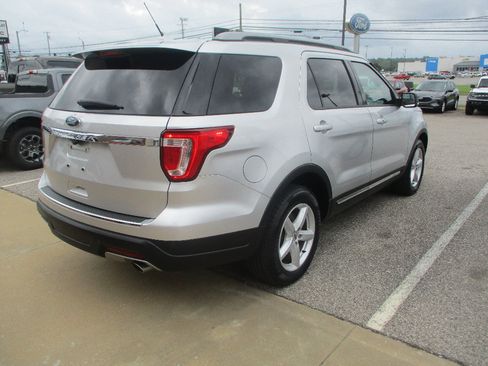 Used 2018 Ford Explorer XLT w/ Equipment Group 202A FWD image 17