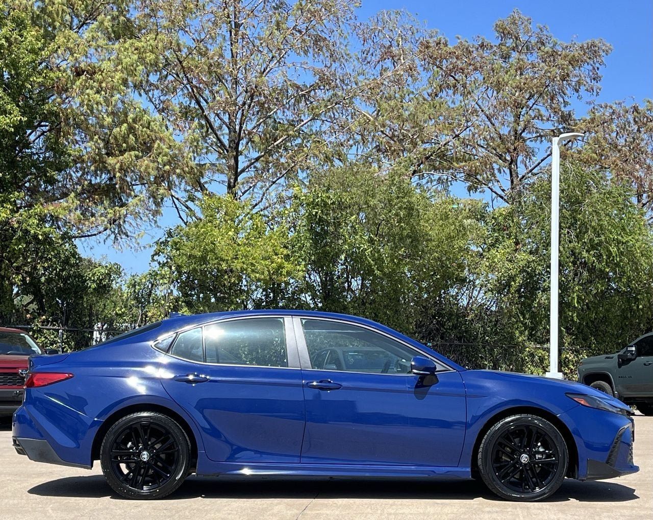 Used 2025 Toyota Camry SE FWD image 3