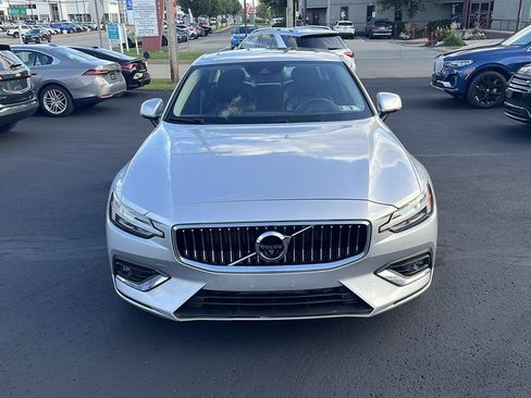Used 2022 Volvo S60 B5 Inscription FWD image 2