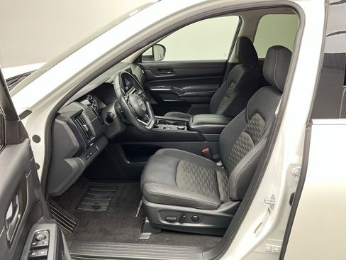 Used 2023 Nissan Pathfinder SV image 3