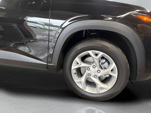 Used 2026 Chevrolet Trax LS w/ LS Convenience Package FWD image 2