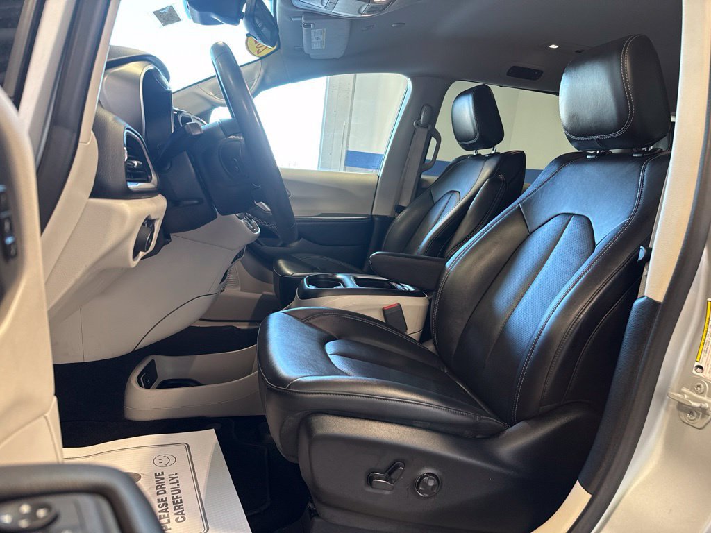 Used 2024 Chrysler Pacifica Touring-L FWD image 9