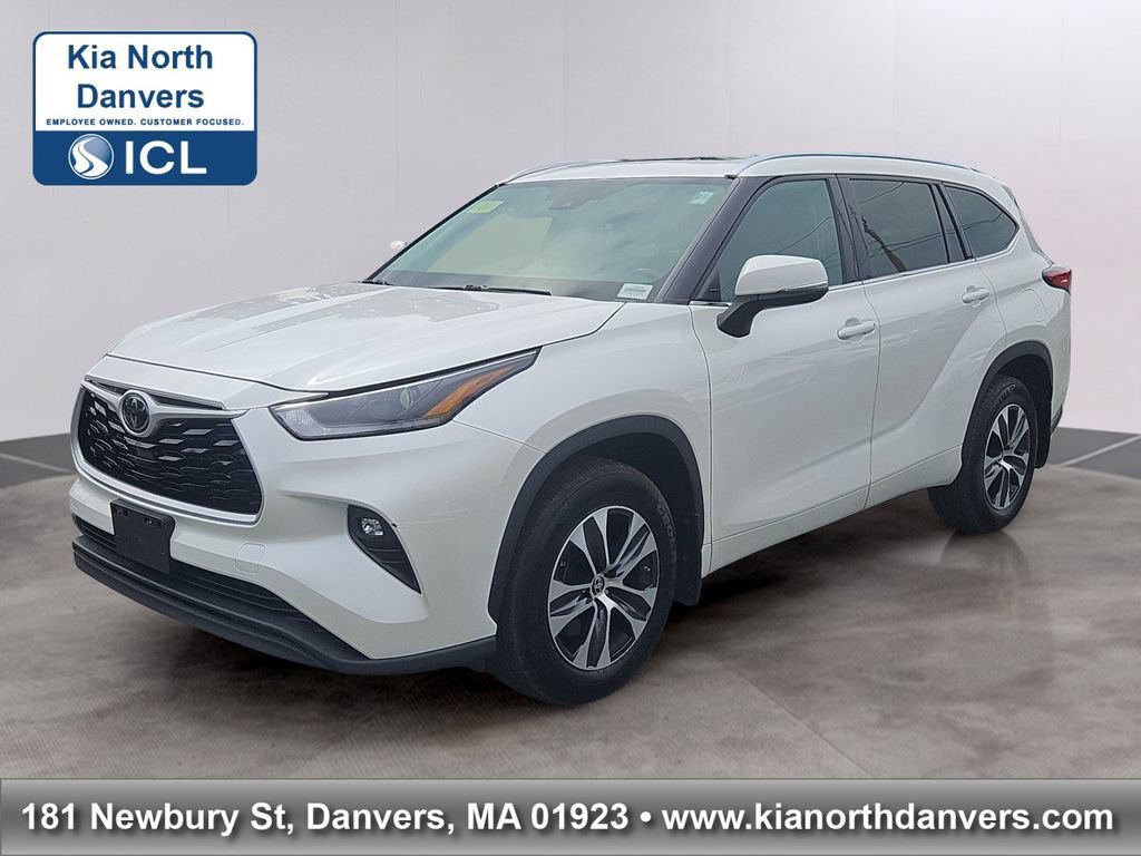 Used 2021 Toyota Highlander XLE AWD/4WD image 1