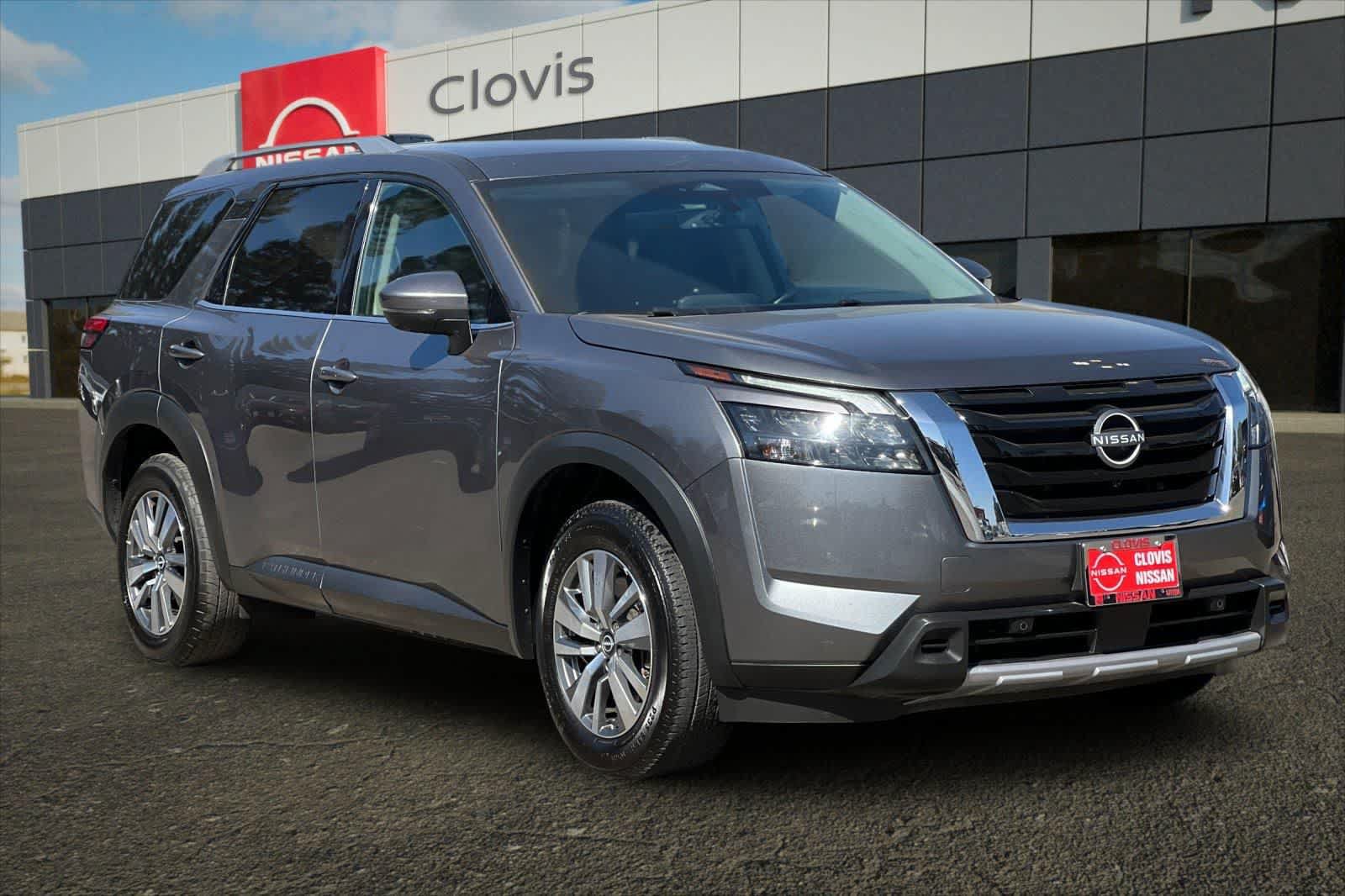 Used 2025 Nissan Pathfinder SL FWD image 10