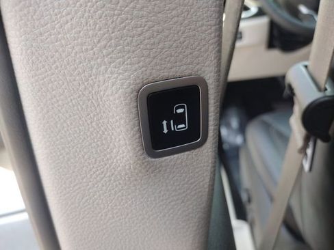 Used 2024 Chrysler Pacifica Touring-L image 44