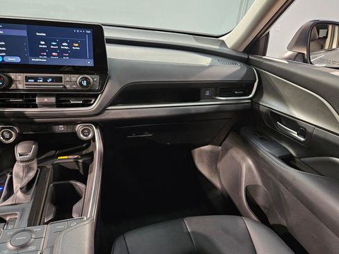 Used 2025 Toyota Grand Highlander AWD image 11