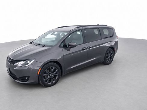 Used 2020 Chrysler Pacifica Touring-L Plus w/ S Appearance Package FWD image 9