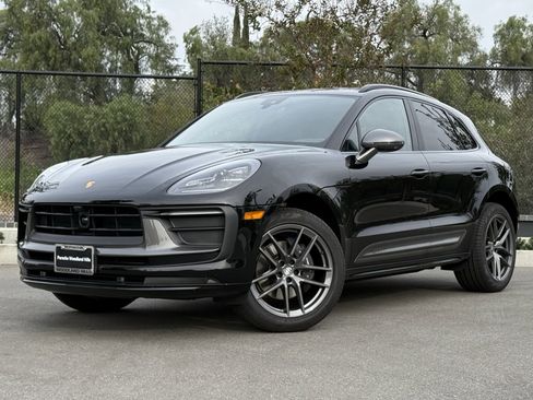 Used 2025 Porsche Macan image 1