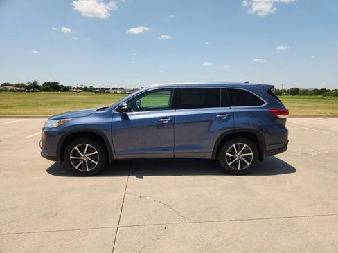 Used 2017 Toyota Highlander AWD V6 image 3