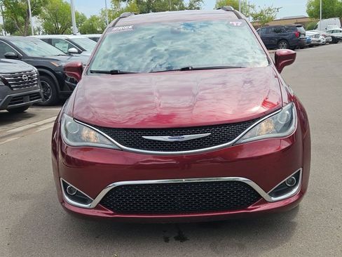 Used 2017 Chrysler Pacifica Touring-L FWD image 2