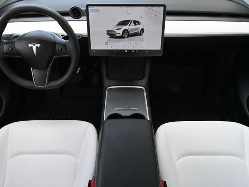 Used 2023 Tesla Model Y Long Range image 13