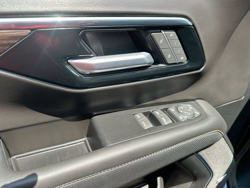Used 2025 Chevrolet Tahoe Premier AWD/4WD image 13