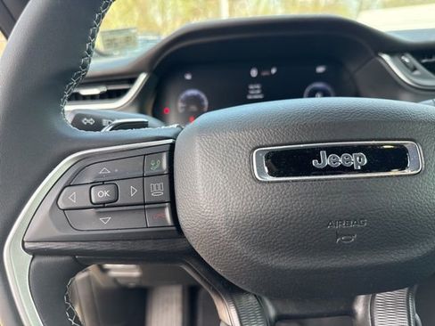 Used 2025 Jeep Grand Cherokee Laredo X image 38