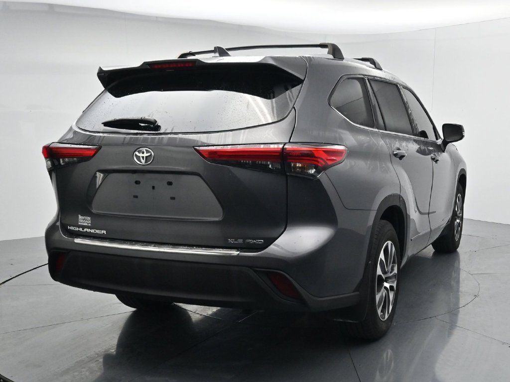 Used 2022 Toyota Highlander XLE AWD/4WD image 6