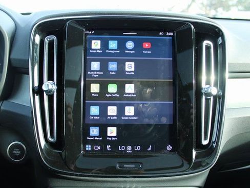 Used 2025 Volvo XC40 B5 Plus image 21