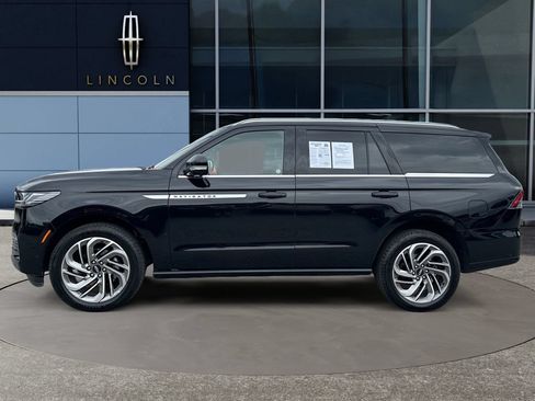 Used 2025 Lincoln Navigator Reserve AWD/4WD image 8