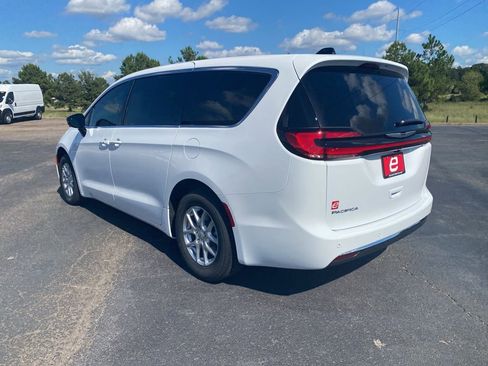 New 2026 Chrysler Pacifica Select image 5