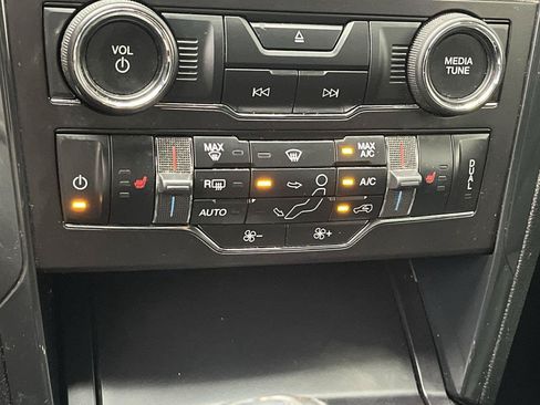 Used 2018 Ford Explorer XLT w/ Equipment Group 202A AWD/4WD image 30