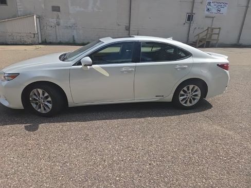 Used 2013 Lexus ES 300h w/ Luxury Pkg FWD image 2