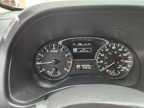 Used 2015 Nissan Pathfinder SV AWD/4WD image 11