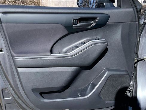 Used 2023 Toyota Highlander LE image 21