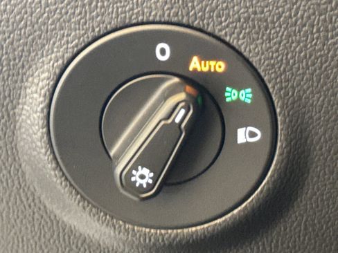 Certified 2024 Volkswagen Taos SE image 32