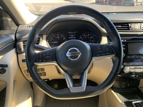 Used 2017 Nissan Rogue SV image 18