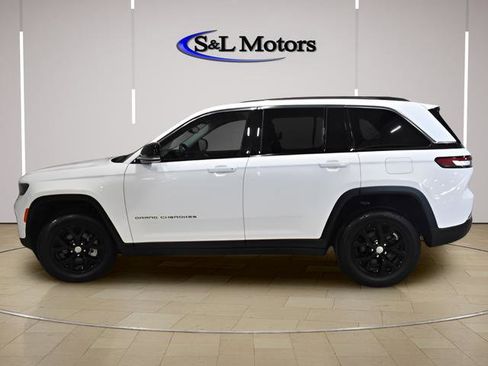 Used 2023 Jeep Grand Cherokee Limited AWD/4WD image 3