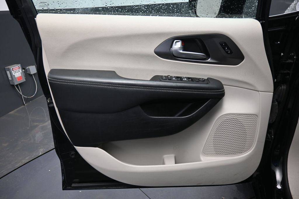 Used 2024 Chrysler Pacifica Touring-L FWD image 22