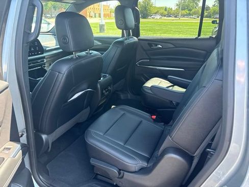 Used 2025 Chevrolet Traverse LT FWD image 11