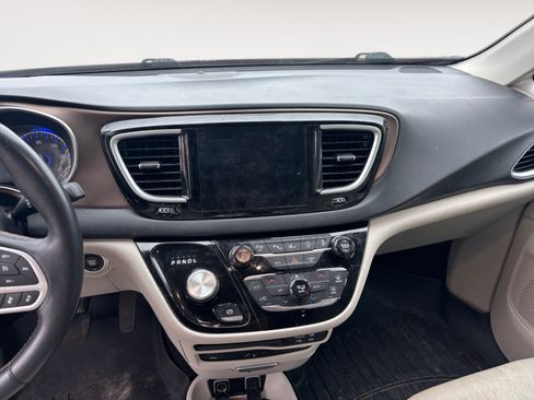 Used 2018 Chrysler Pacifica Touring-L Plus w/ Advanced Safetytec Group FWD image 10
