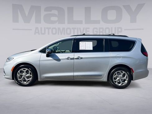 Used 2023 Chrysler Pacifica Limited image 2