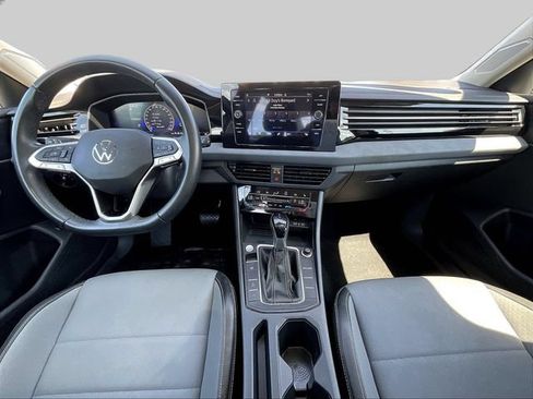 Used 2025 Volkswagen Jetta SE FWD image 9